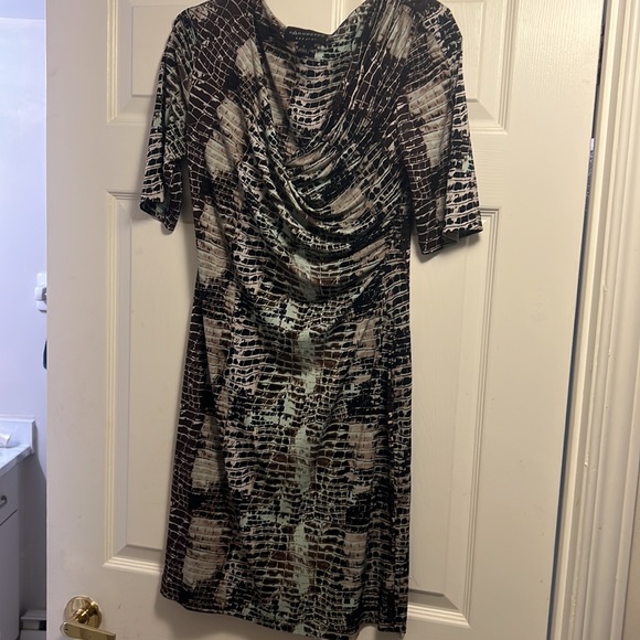 Nice form fitting dress- giraffe pattern with brown, turquoise, pink - Picture 2 of 2